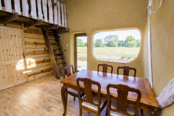 5ca2033c87200-salon-z-oknem